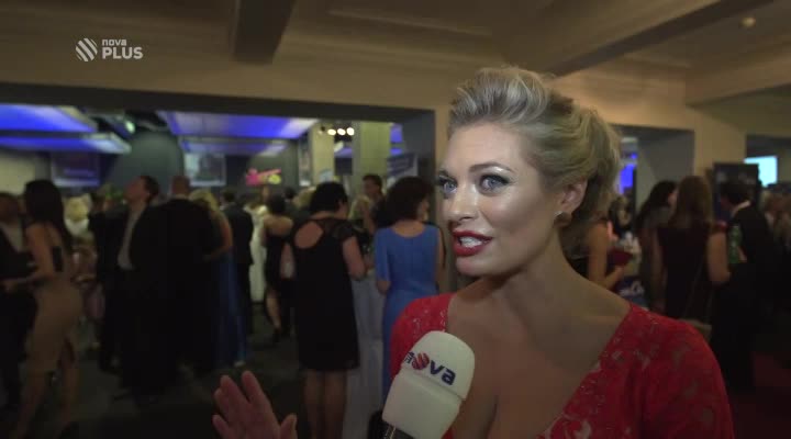 Vánoční tradice Lucie Borhyové: Co si krásná moderátorka obléká k vánočnímu stromečku?