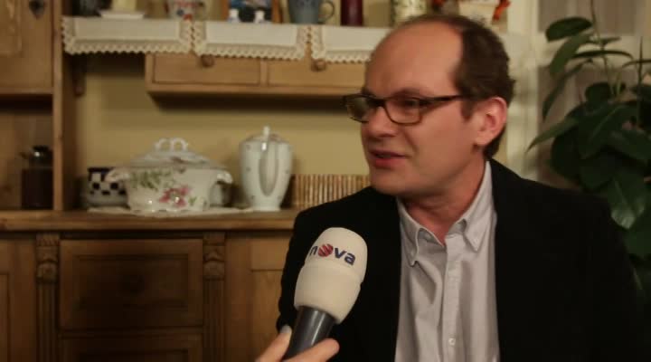 Proč musel Adrian Jastraban na Vánoce malovat? Poslechněte si jeho vtipnou vánoční katastrofu!