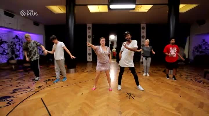 Marta Jandová se při nácviku vystoupení na Tvoji tvář