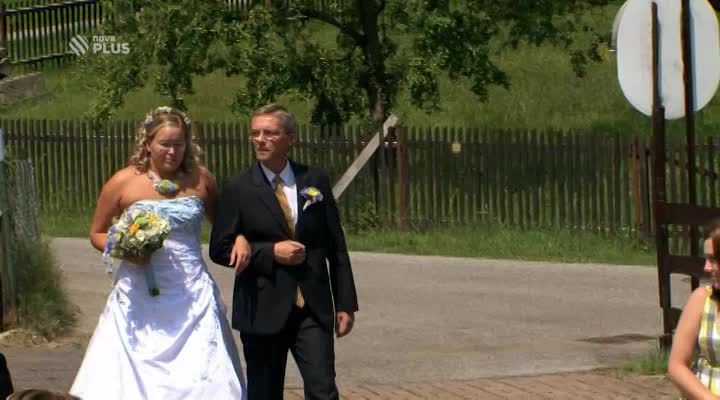 UKÁZKA 4 SVATBY: Nevěsta během obřadu málem zkolabuje!