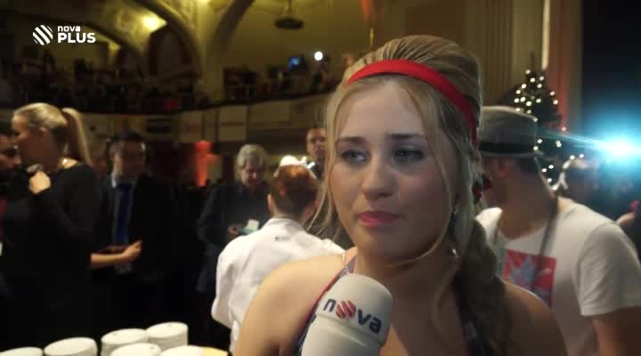 Objev roku Elis: Má kluka, ale na party ji líbá brácha!