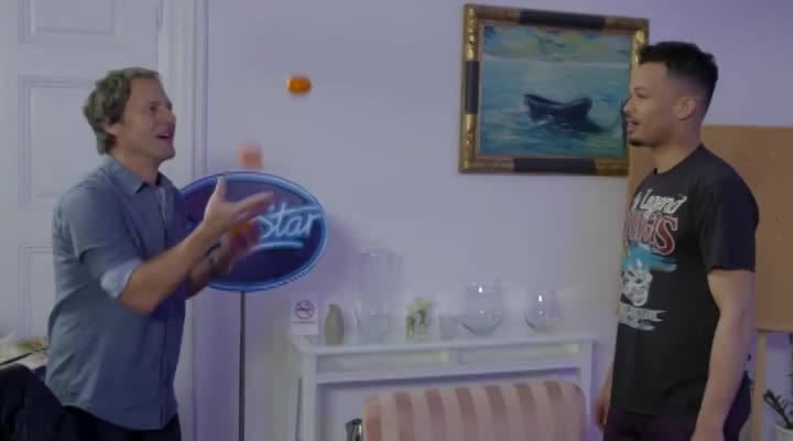 Kdo z porotců umí lépe žonglovat? Takhle si porotci SuperStar krátí čas v pauzách mezi natáčením