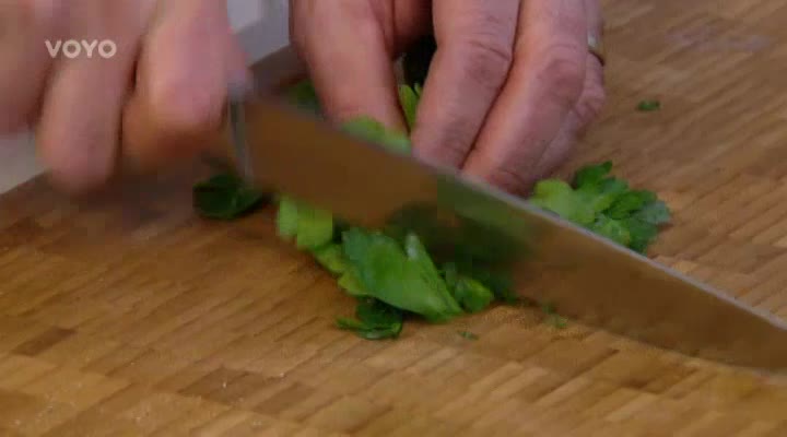 RECEPT: Jehněčí mleté s čerstvými bylinkami, česnekovým zákysem a pikantním kuskusem