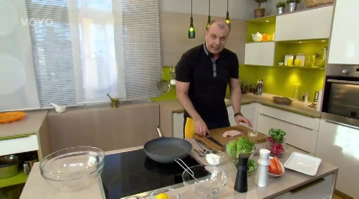 Recept: Salát s pampeliškovým dresinkem, ředkvičkami a grilovaným kuřetem