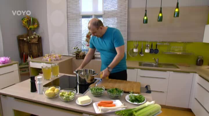 Recept: Nejen velikonoční zeleninová polévka s rukolou a brynzou