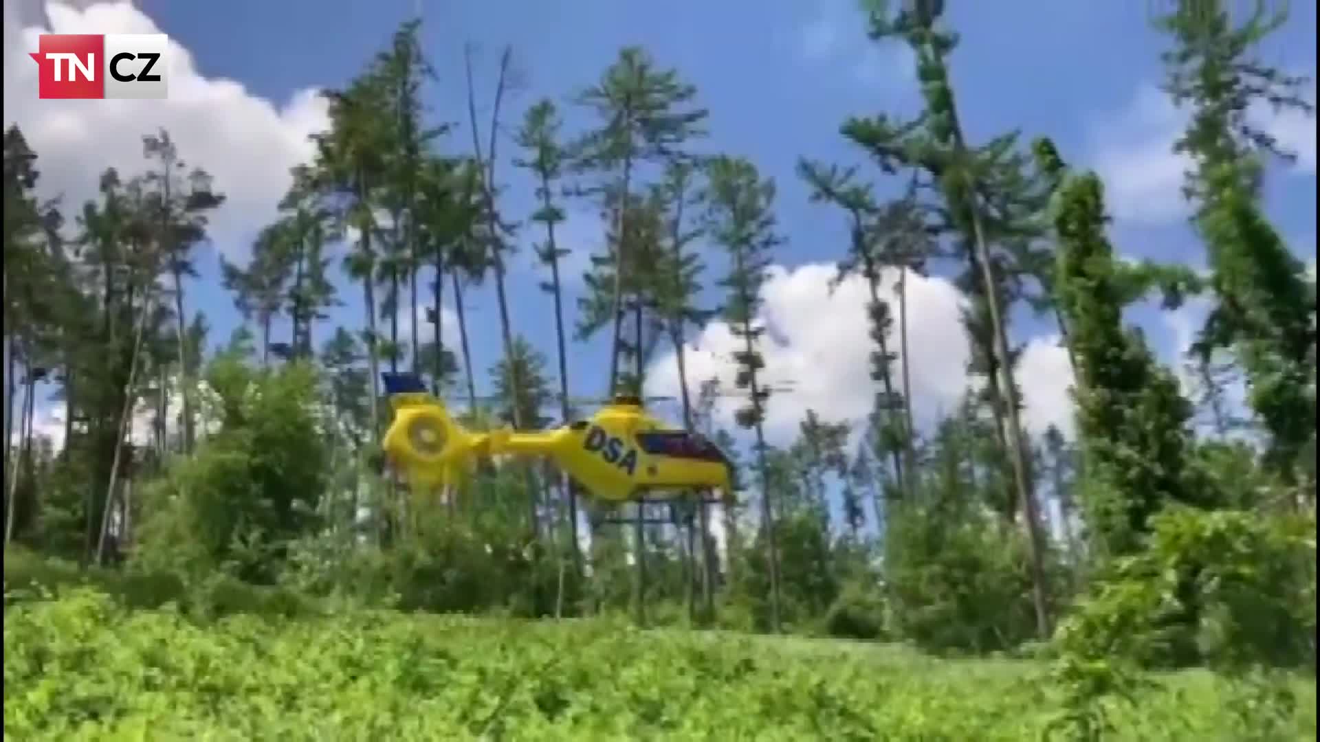 Mladého muže zasáhl padající strom, přiletěl pro něj vrtulník