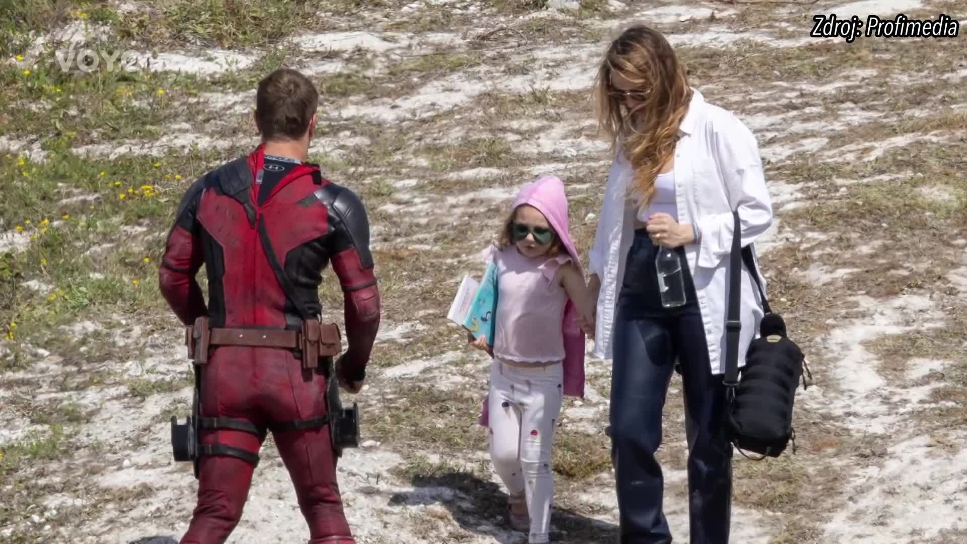 Dostal Deadpool nakládačku od Wolverina? Epické bitce přihlížela i Blake Lively s dětmi
