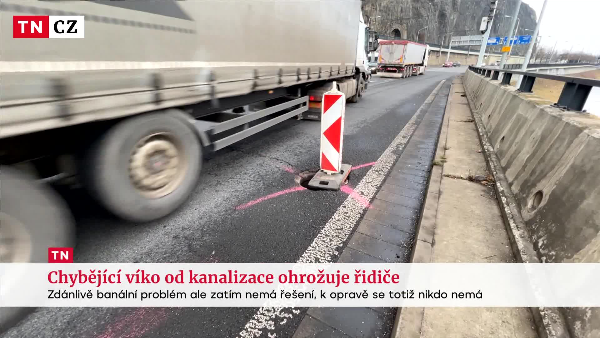 Řidiče v Ústí nad Labem ohrožuje chybějící víko od kanalizace
