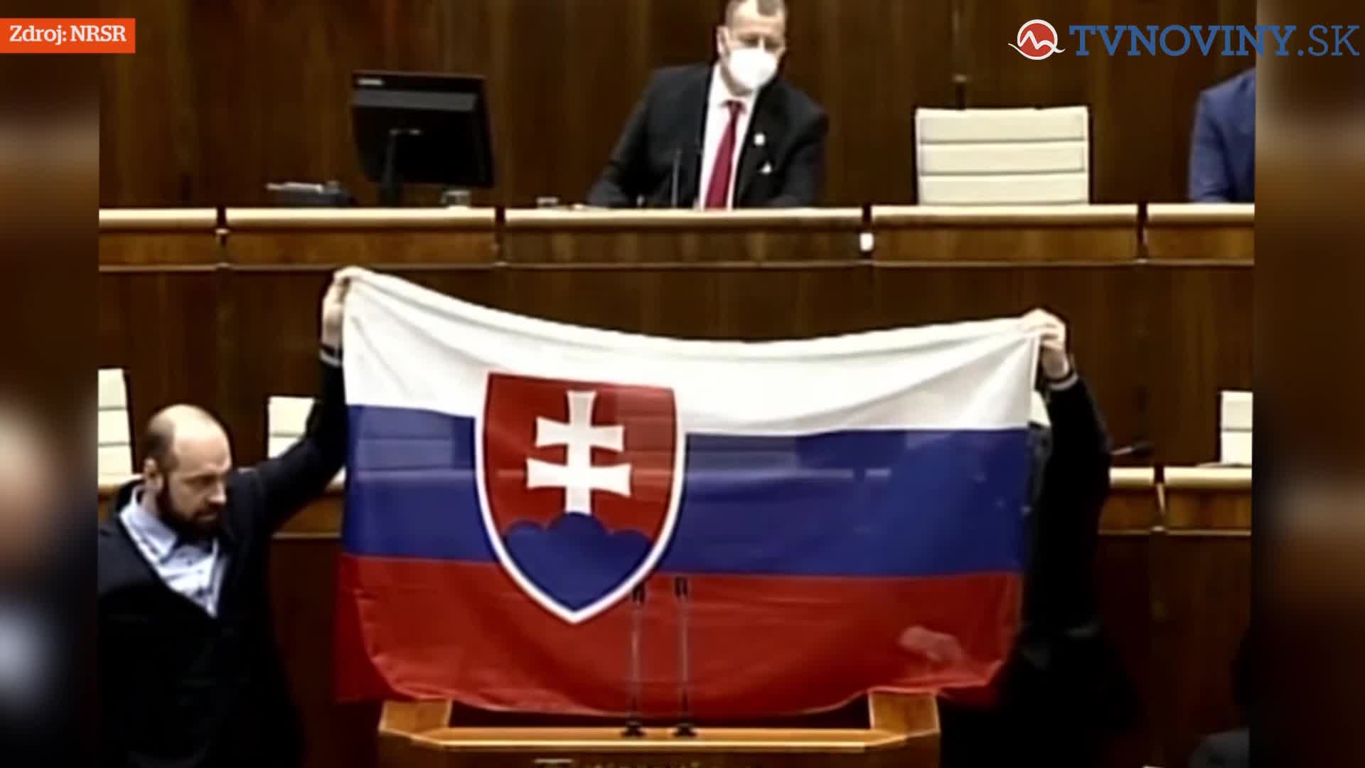 Potyčka ve slovenském parlamentu. Poslanci se rvali kvůli vlajce Ukrajiny