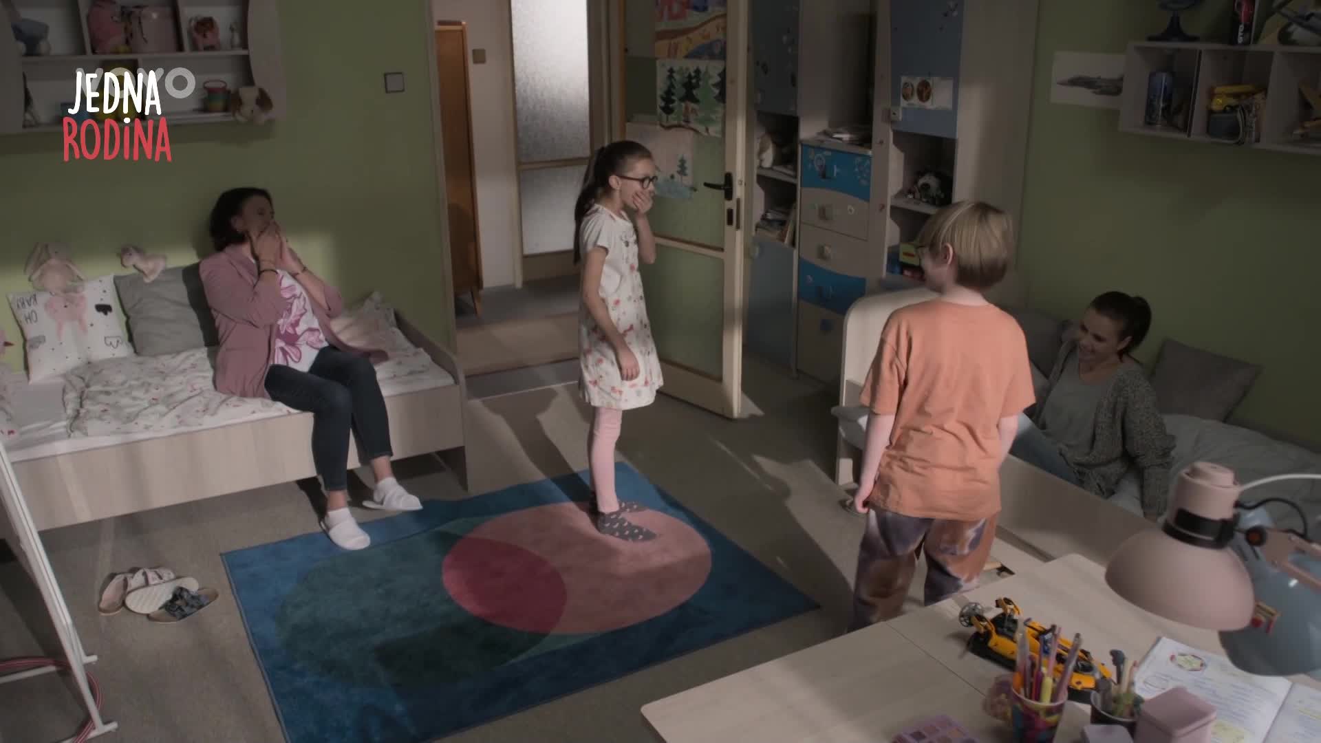 Zkažené klapky z Jedné rodiny: Propadlá postel, ztracená hraběnka a přejmenovaná Kostková