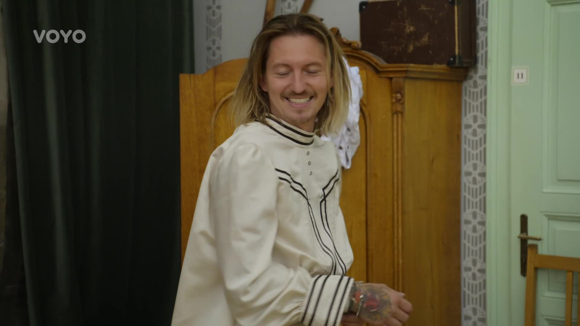 Krade ryby a nosí dámské šaty. Kdo je to? Přemek Forejt v Českém Krumlově