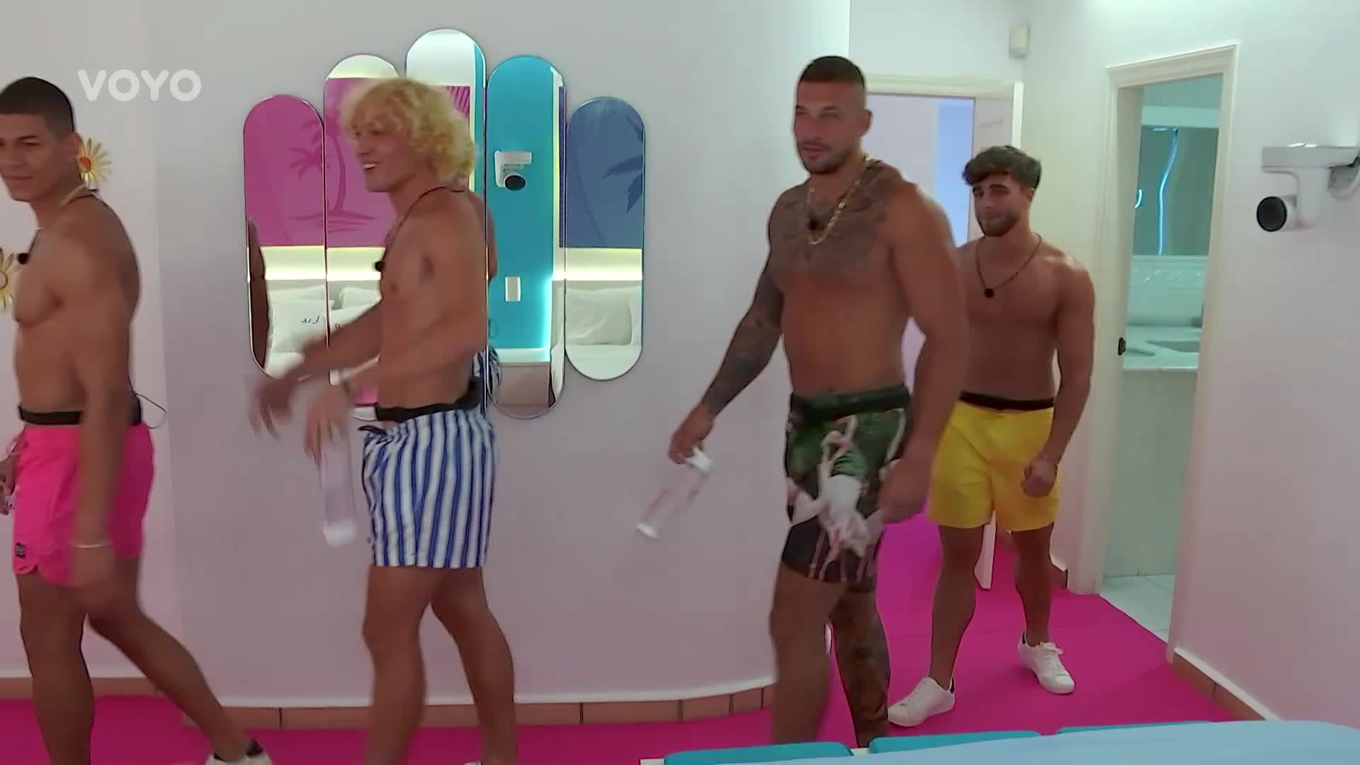 Sandrova postel toho moc nevydržela: Celá pod ním praskla