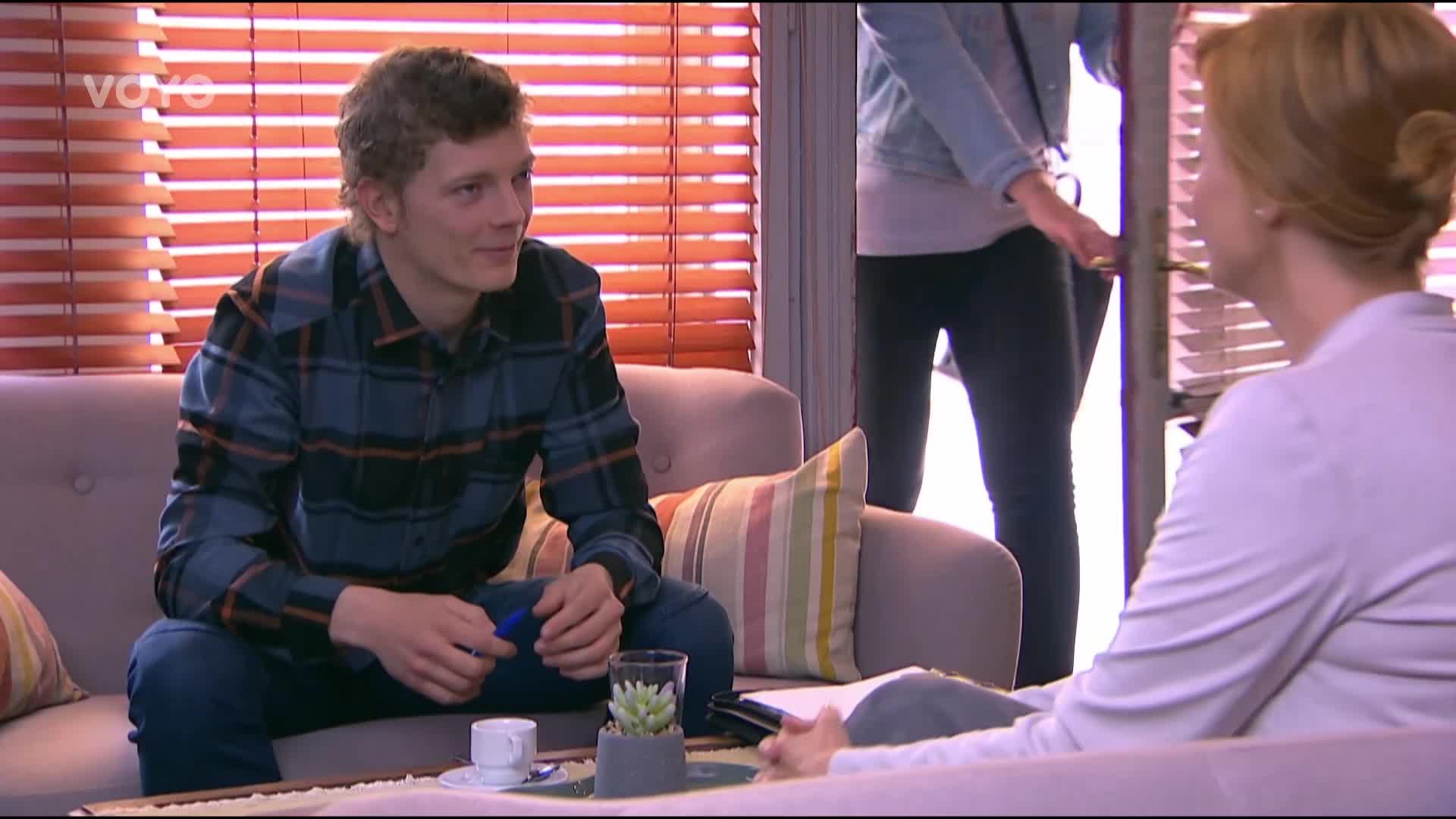 Julie se dostane do úzkých. Novinář Tomášek ji začne vyšetřovat