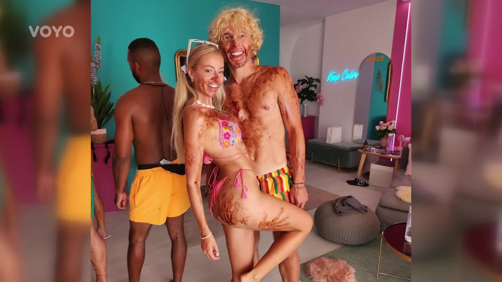 Exkluzivní selfies: Srdíčka z Love Islandu si hrála na sexy policistky a padouchy