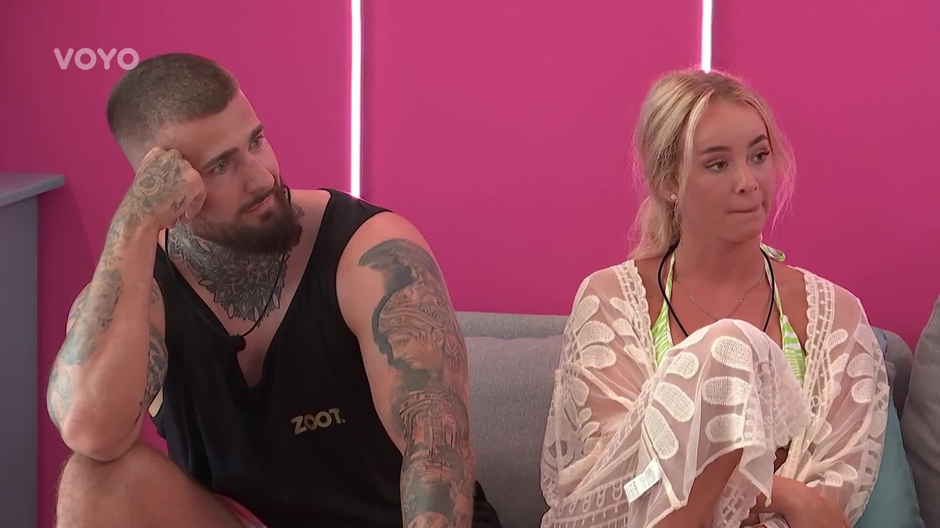 Rachel a Claude u věštkyně: Její proroctví jim nasadí brouka do hlavy