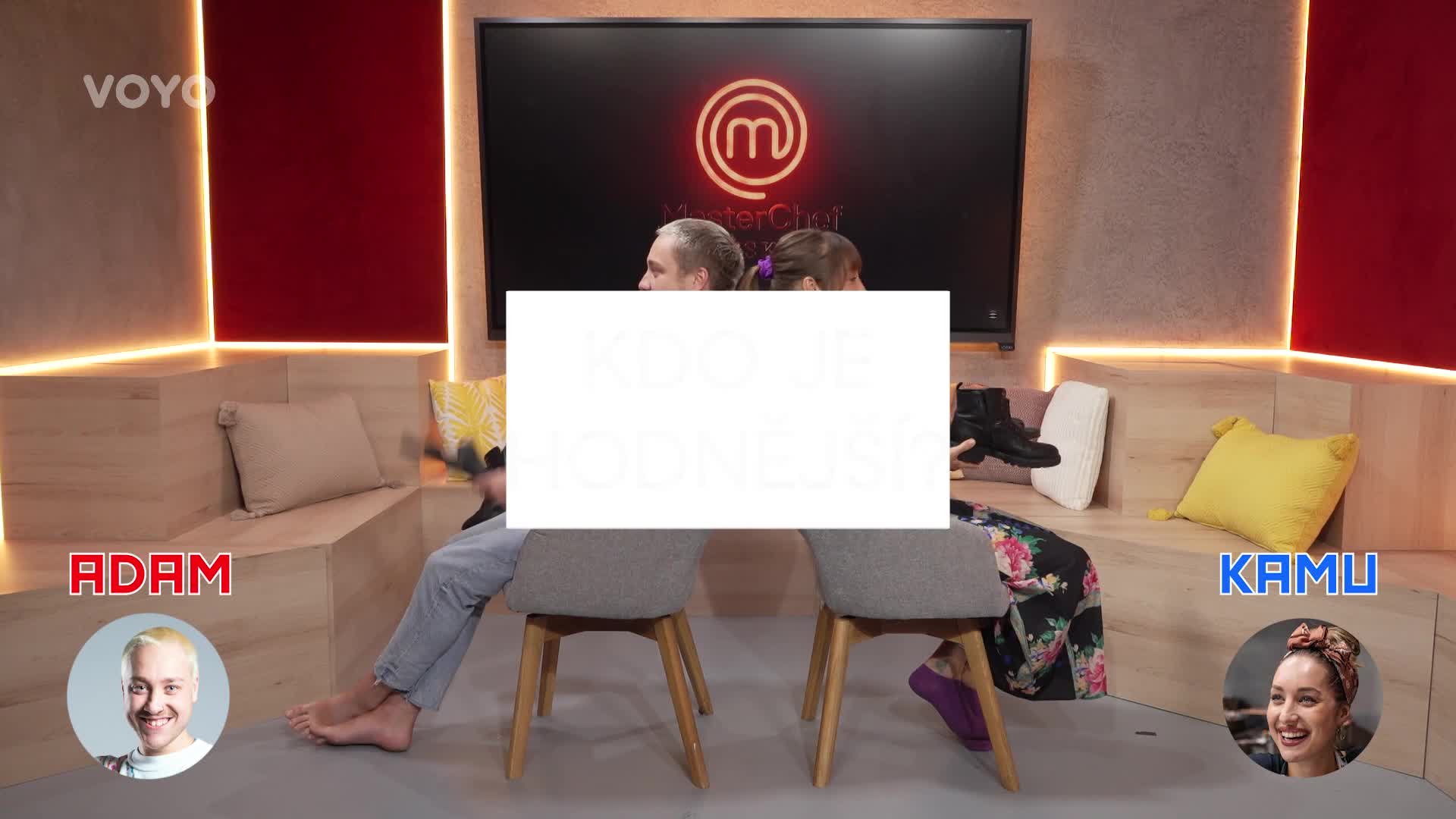 Duel zády k sobě: Adam je maminčin mazánek, Kamu více utrácí a oba neumí počítat