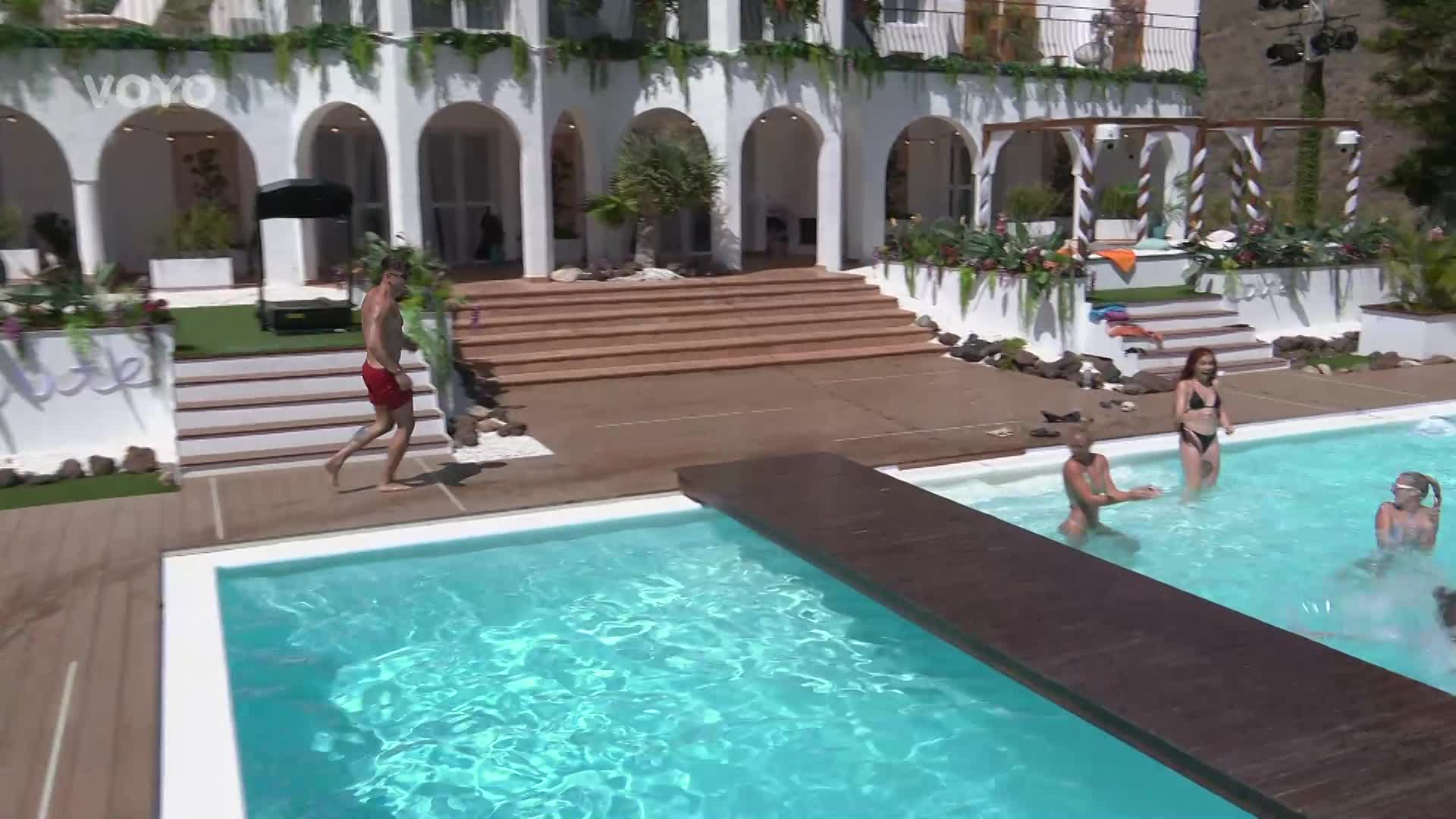Video, které znejistilo Chrise: Takhle Mike a Oliver řádili s holkami v bazénu