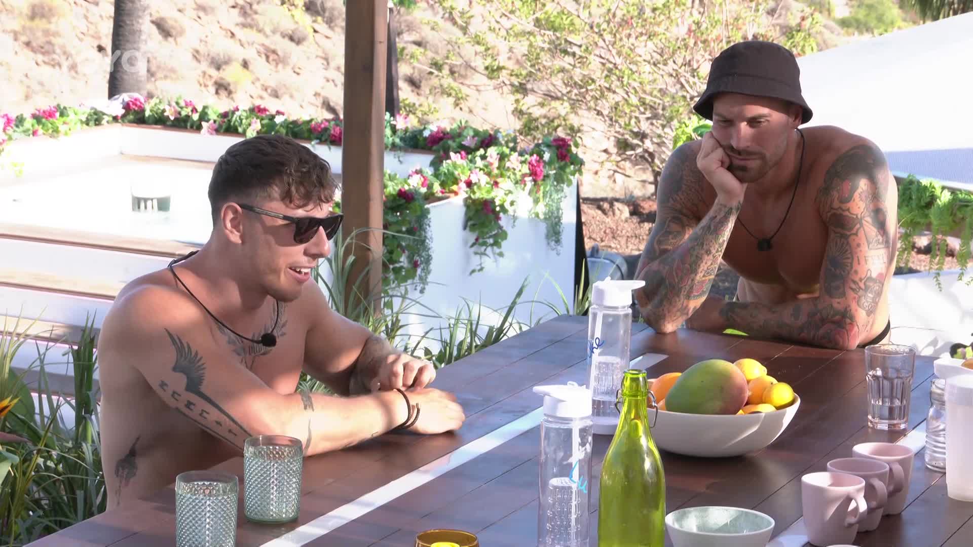 Kluci z Love Islandu chystají noc pranků, kromě pasty nasadí do boje i pavouky v podprsenkách
