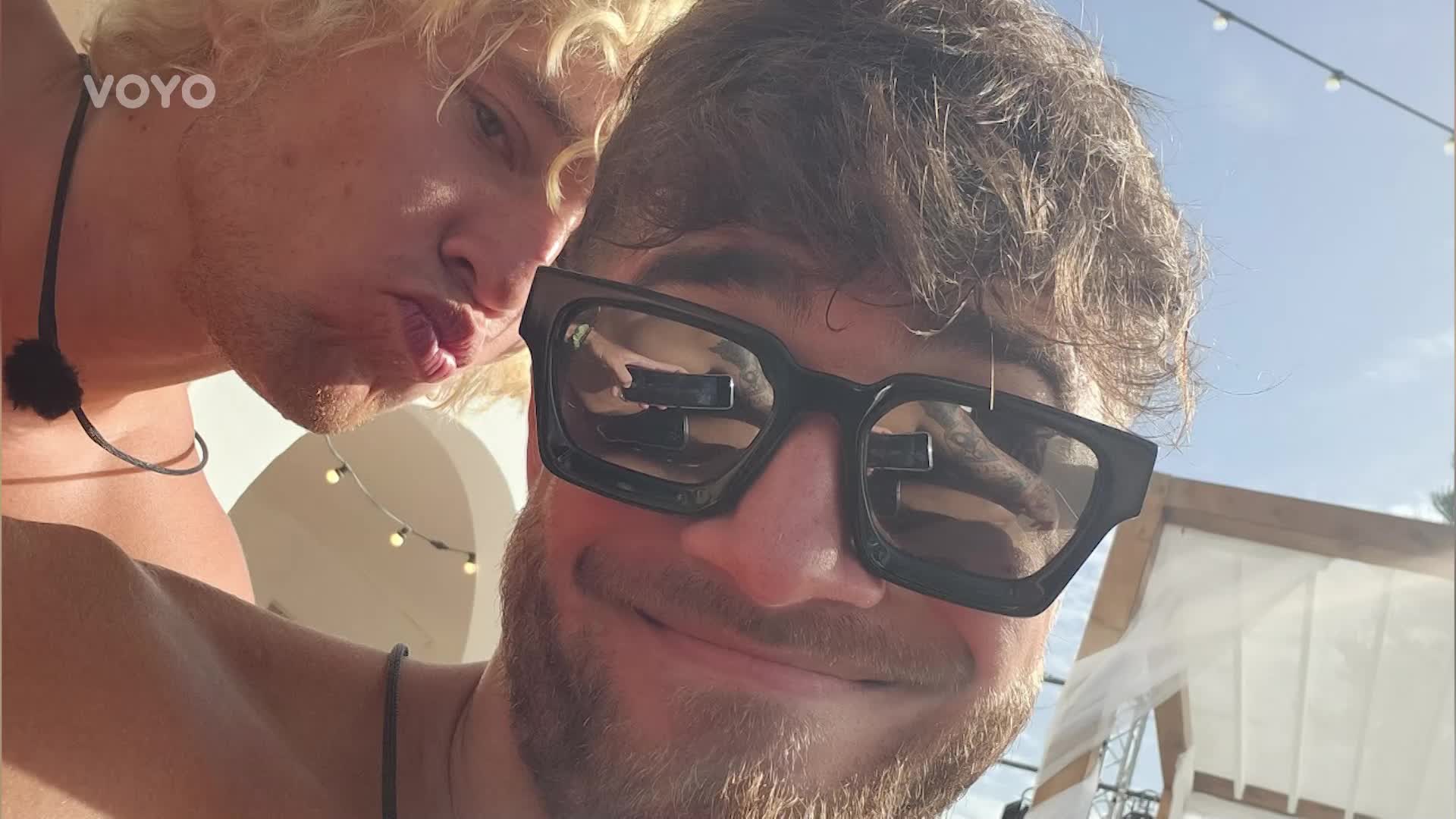 Mazlení na gauči i žhavé masáže: Oliver a Petra se toho nebojí