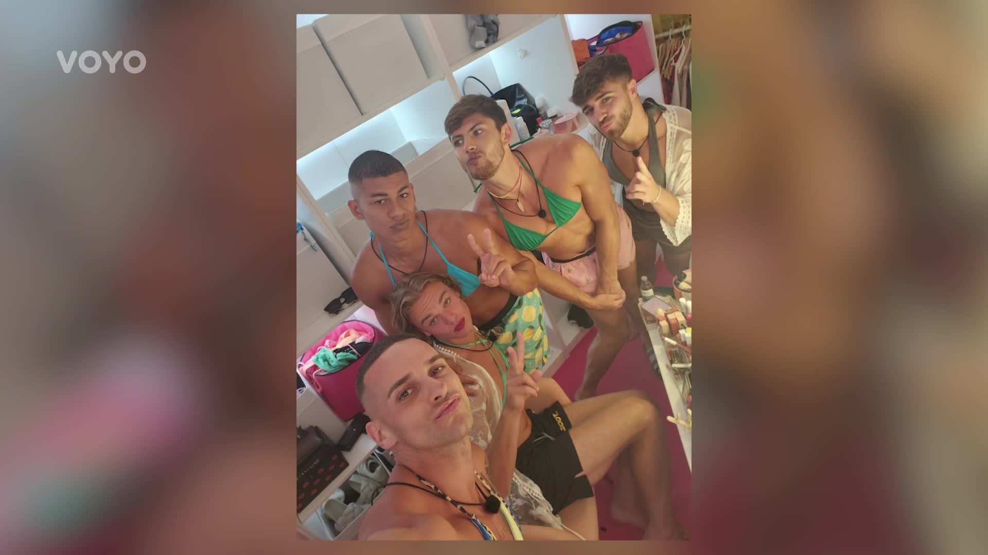 Výměna rolí v Love Islandu: Kluci oblékli dámské plavky a nahodili šminky