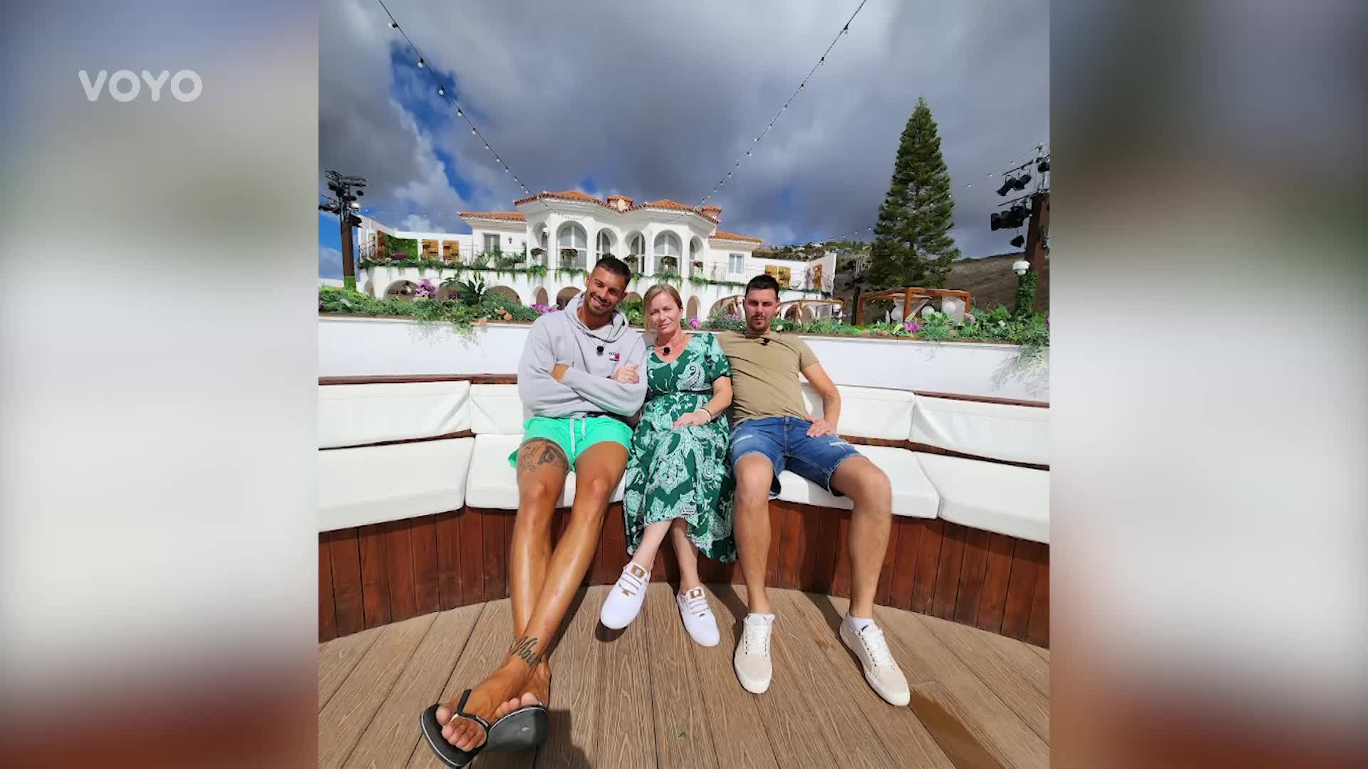 Velké rodinné setkání: Na Love Island dorazila maminka Chrise i sestra Venis