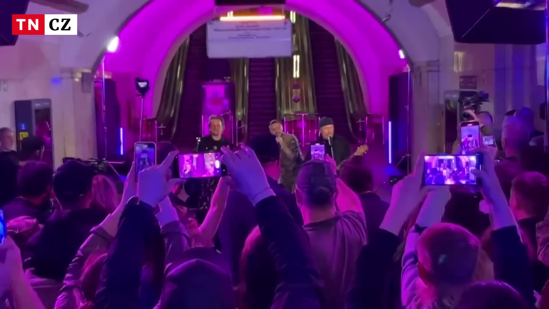 Překvapení v Kyjevě! V metru vystoupili členové známé kapely