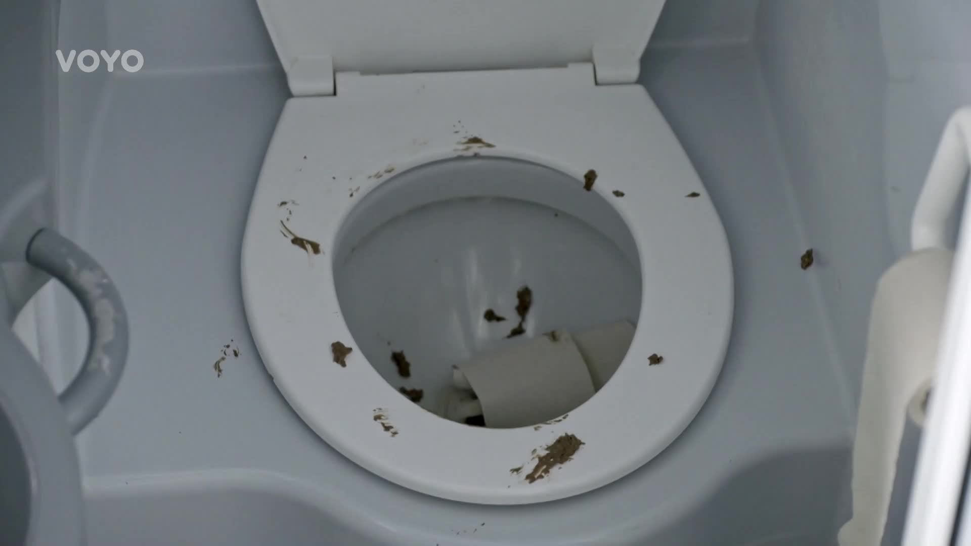 Náhradní Utajený šéf se pořádně zapotí při úklidu toalet i u činek