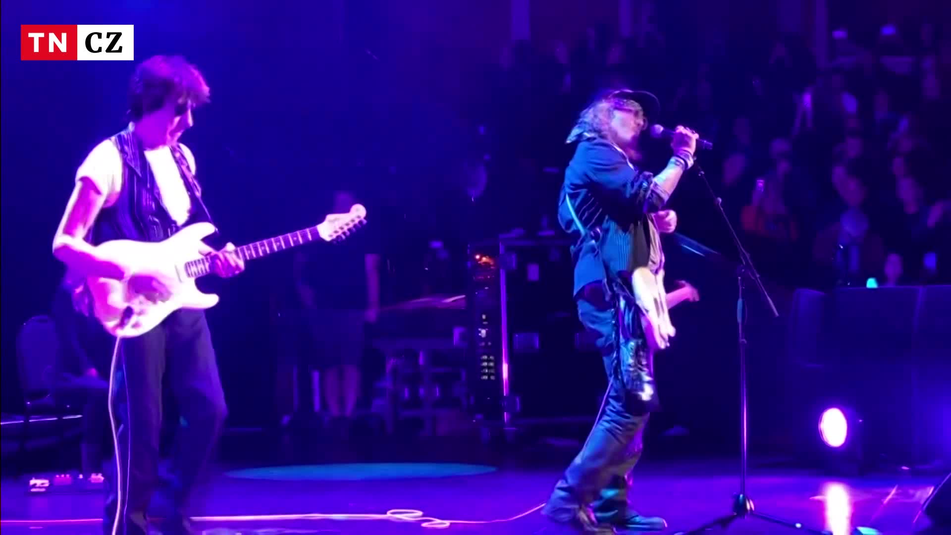 Johnny Depp je po roce zpátky v Česku. Přijel jako speciální host na koncert Jeffa Becka