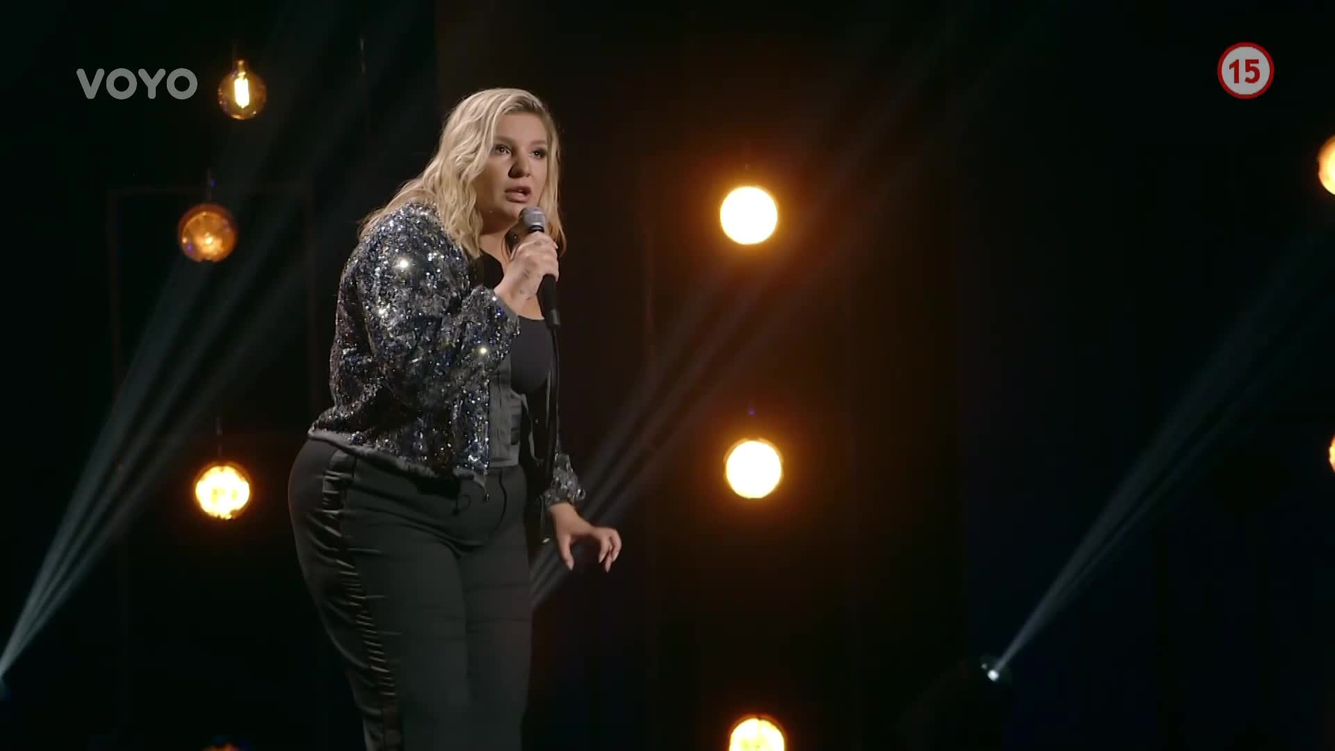 Život ji nešetřil, ale ona se nevzdala! Co prožila stand-up komička Simona Salátová?
