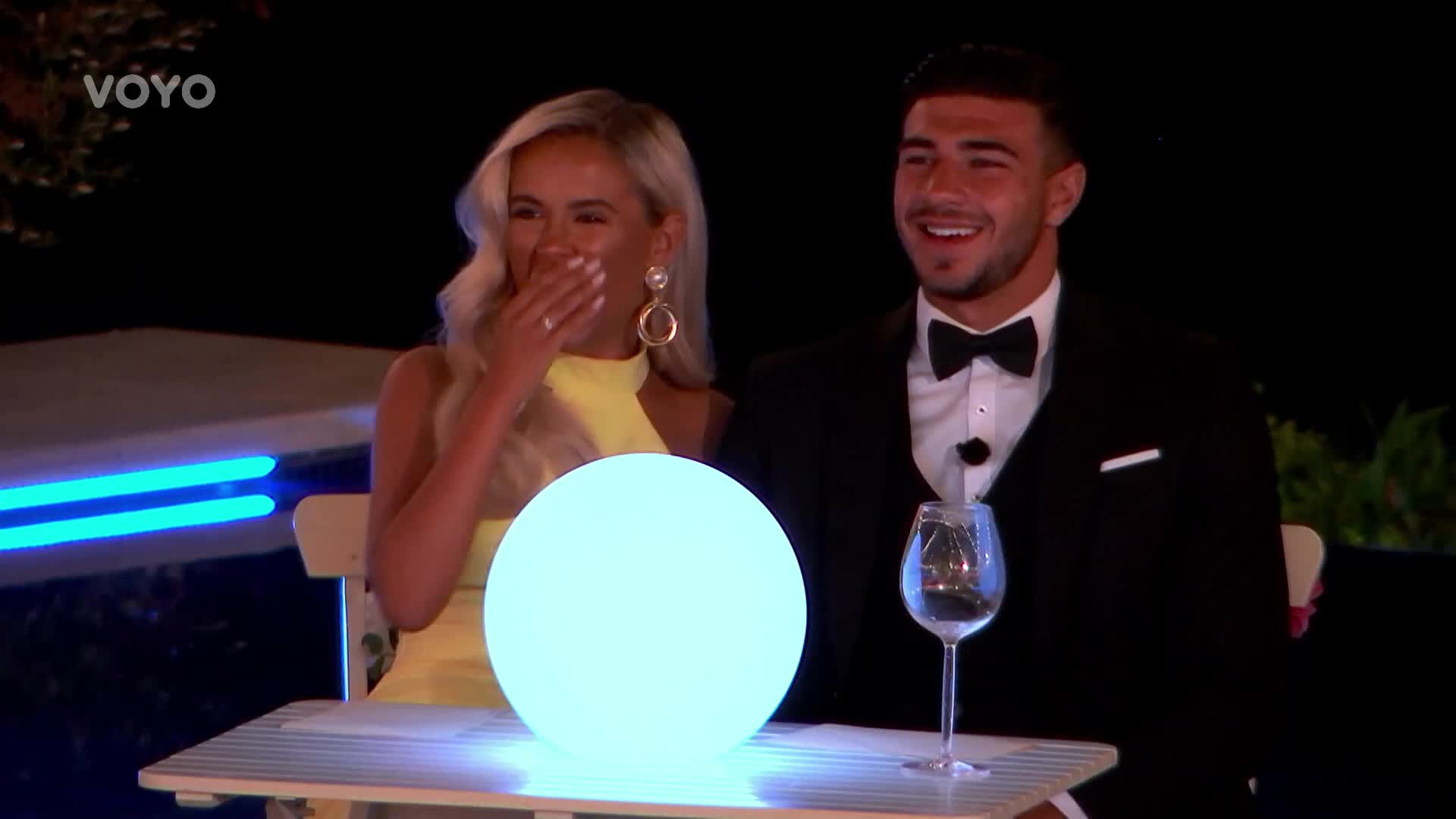 Finále Love Island je tady! Porovnejte si závěrečné sliby česko-slovenských a britských srdíček