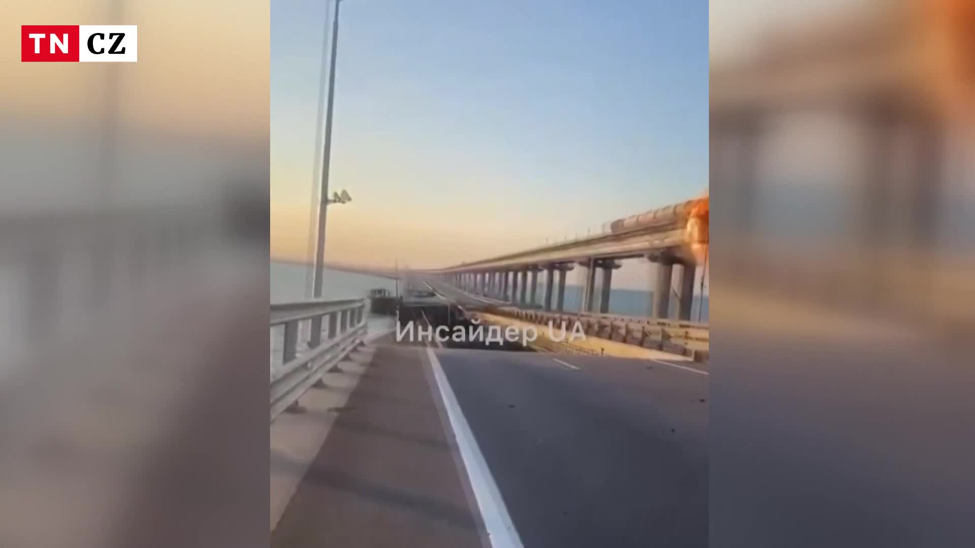 Důležité ruské spojení s Krymem hoří. Část Krymského mostu spadla do moře