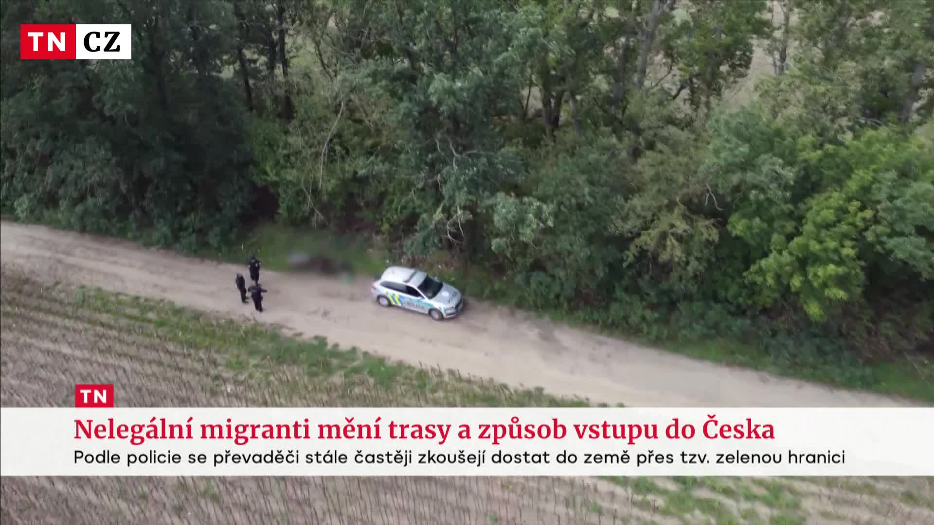 Migranti využívají hustých lesů na hranicích. Polici je pomáhají objevit drony