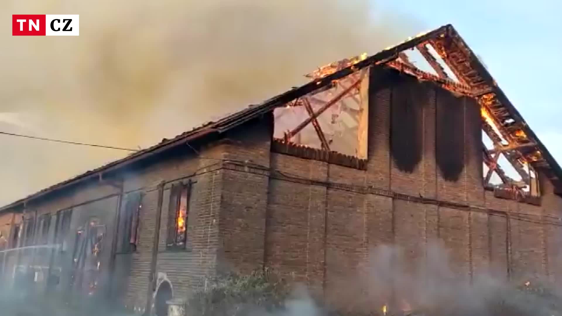 V pražských Bohnicích hoří stodola. Hasiči vyhlásili 3. stupeň poplachu