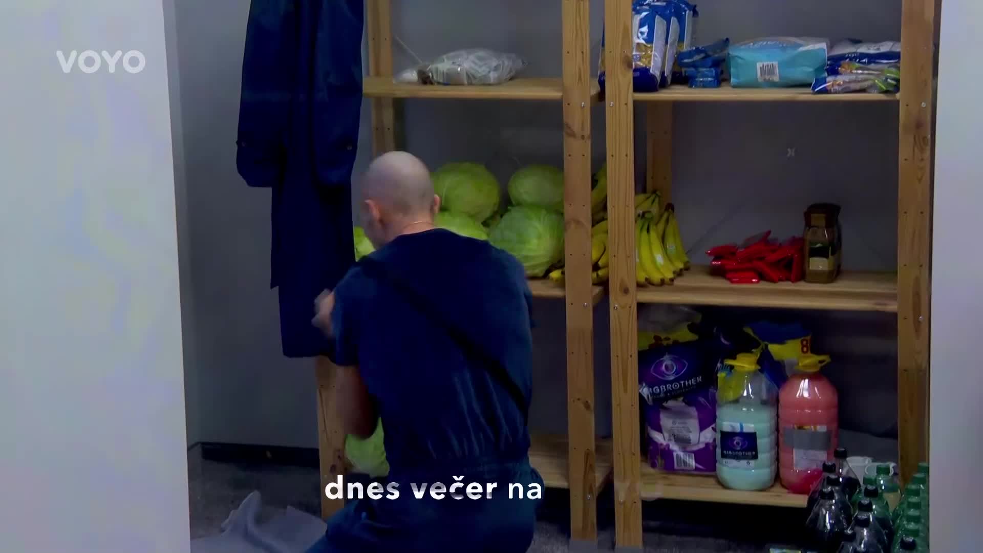 Spolubydlící se rozdělí na sluhy a pány. Nový řád nesedne Rolandovi