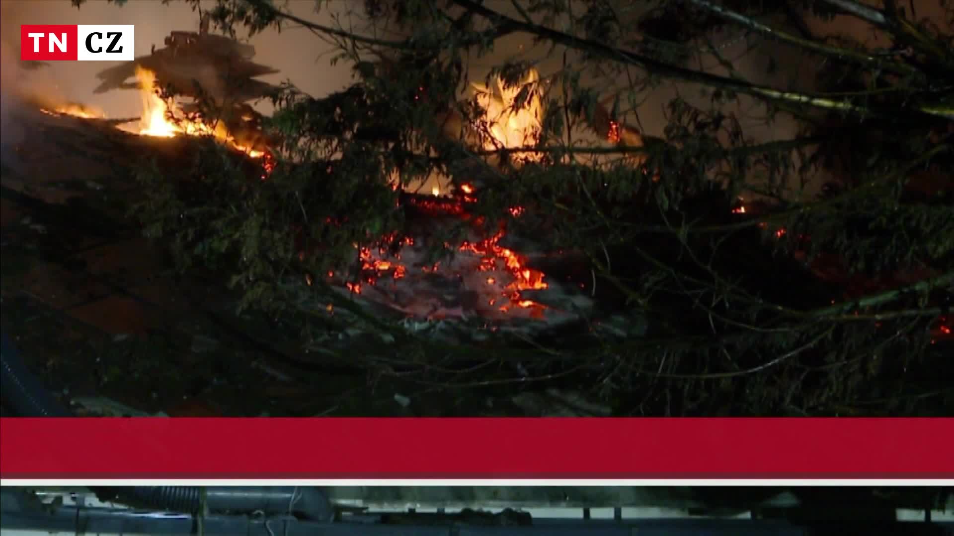 Při požáru v Novém Boru zemřel hasič. Uhořel také další člověk