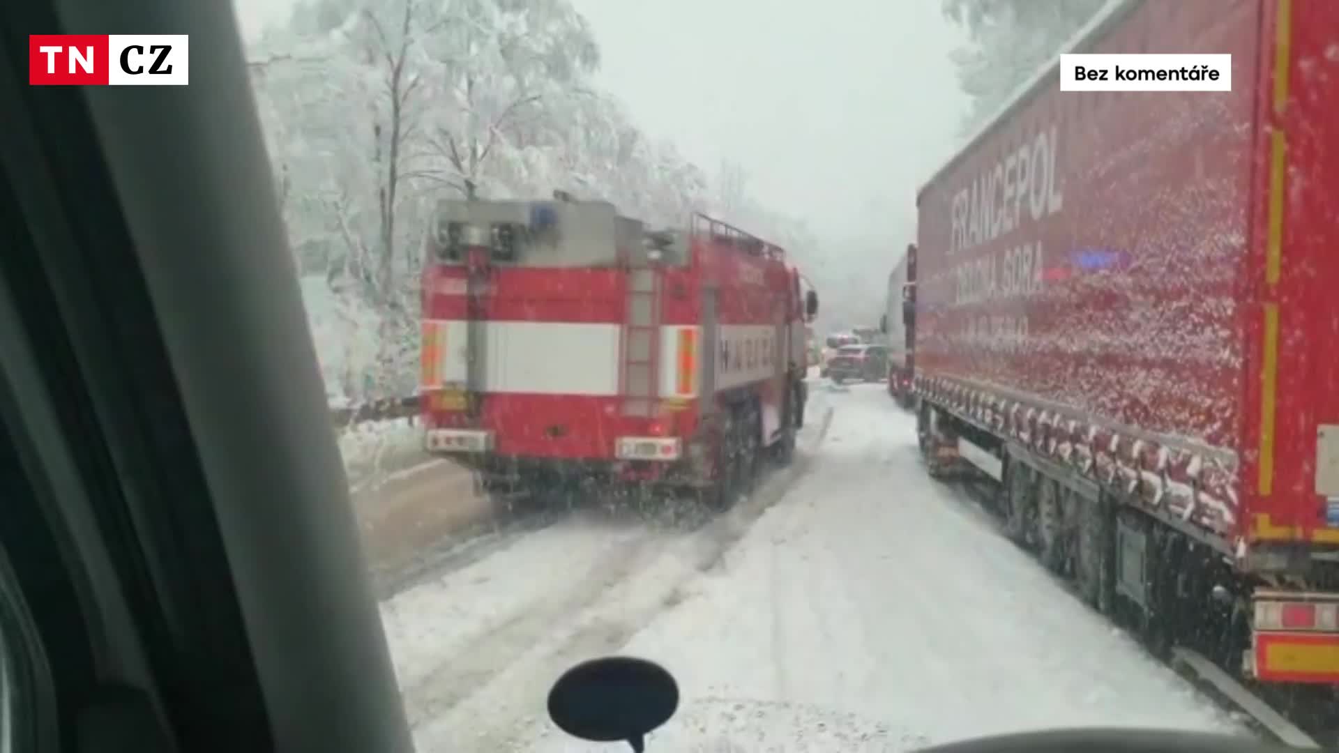 Sníh komplikuje dopravu. V kopci u středočeských Votic uvázly kamiony
