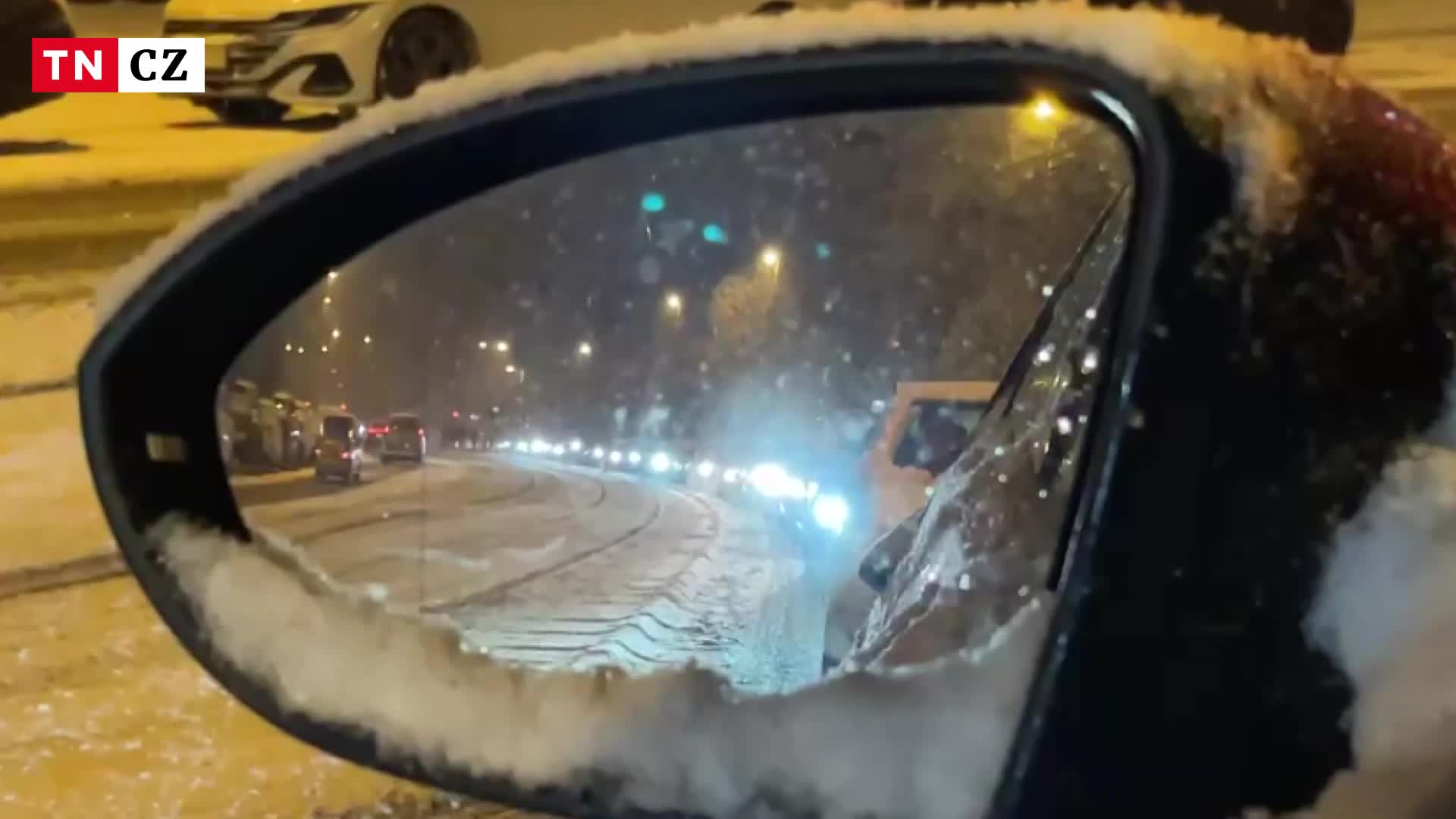 České silnice zasypal sníh. Na některých úsecích se tvořily dlouhé kolony