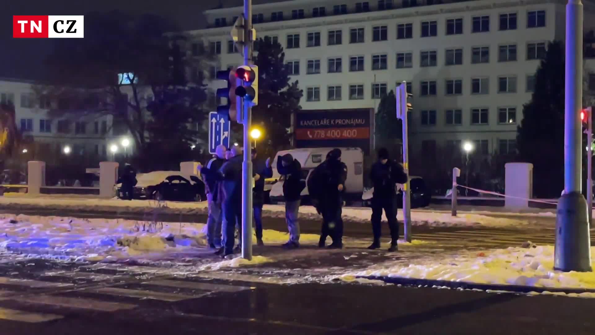 Agresivní útočník v Praze pobodal dvě ženy. Policie ho zastřelila