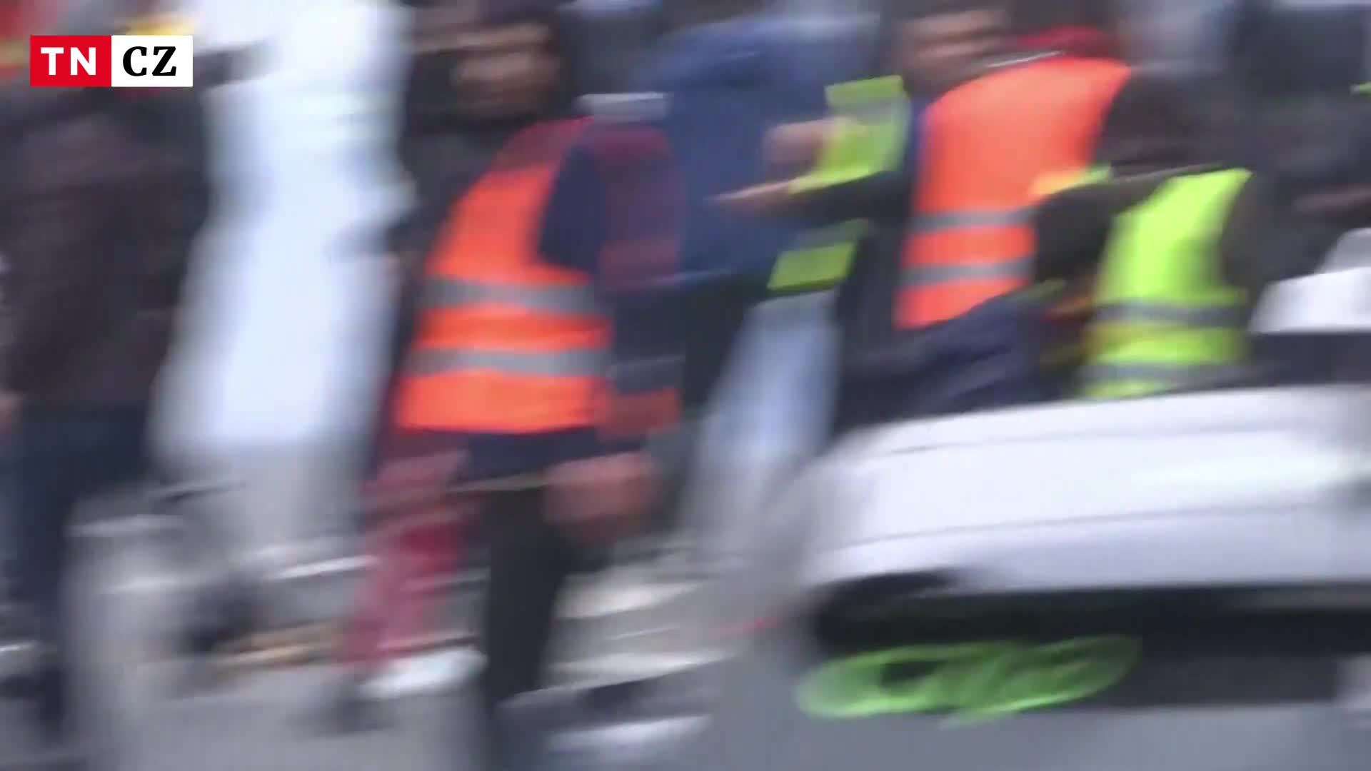 Muž zastřelil tři lidi, skončil na psychiatrii. Pařížané se bouří a demonstruují