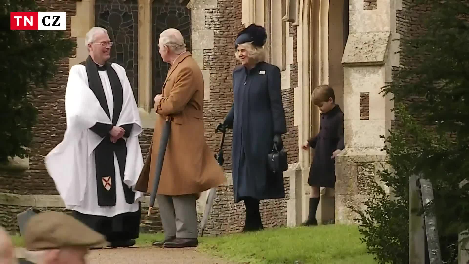 Král Karel III. s rodinou vychází po vánoční bohoslužbě v Sandringhamu