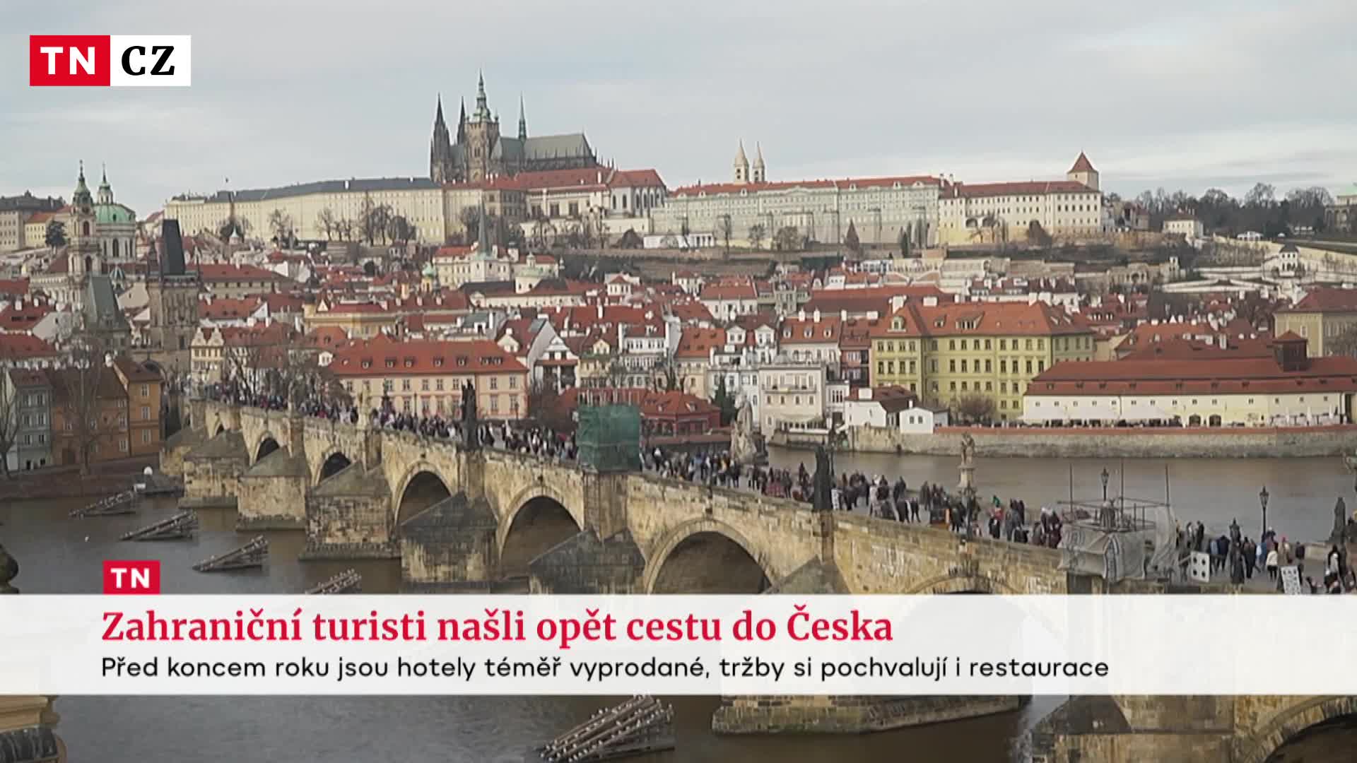 Turisté se vracejí do Česka. Zaplavili Prahu, hotely mají až do Silvestra