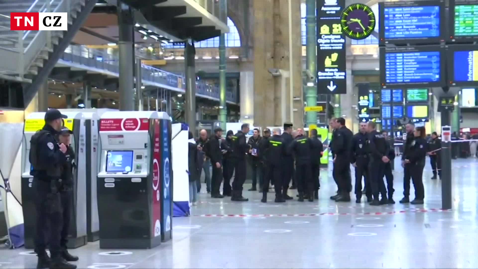 Útočník v Paříži pobodal pět lidí, policie jej postřelila