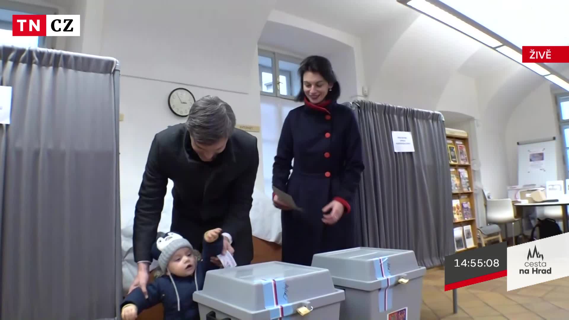 Marek Hilšer se ve volební místnosti přetahoval se synem o občanku