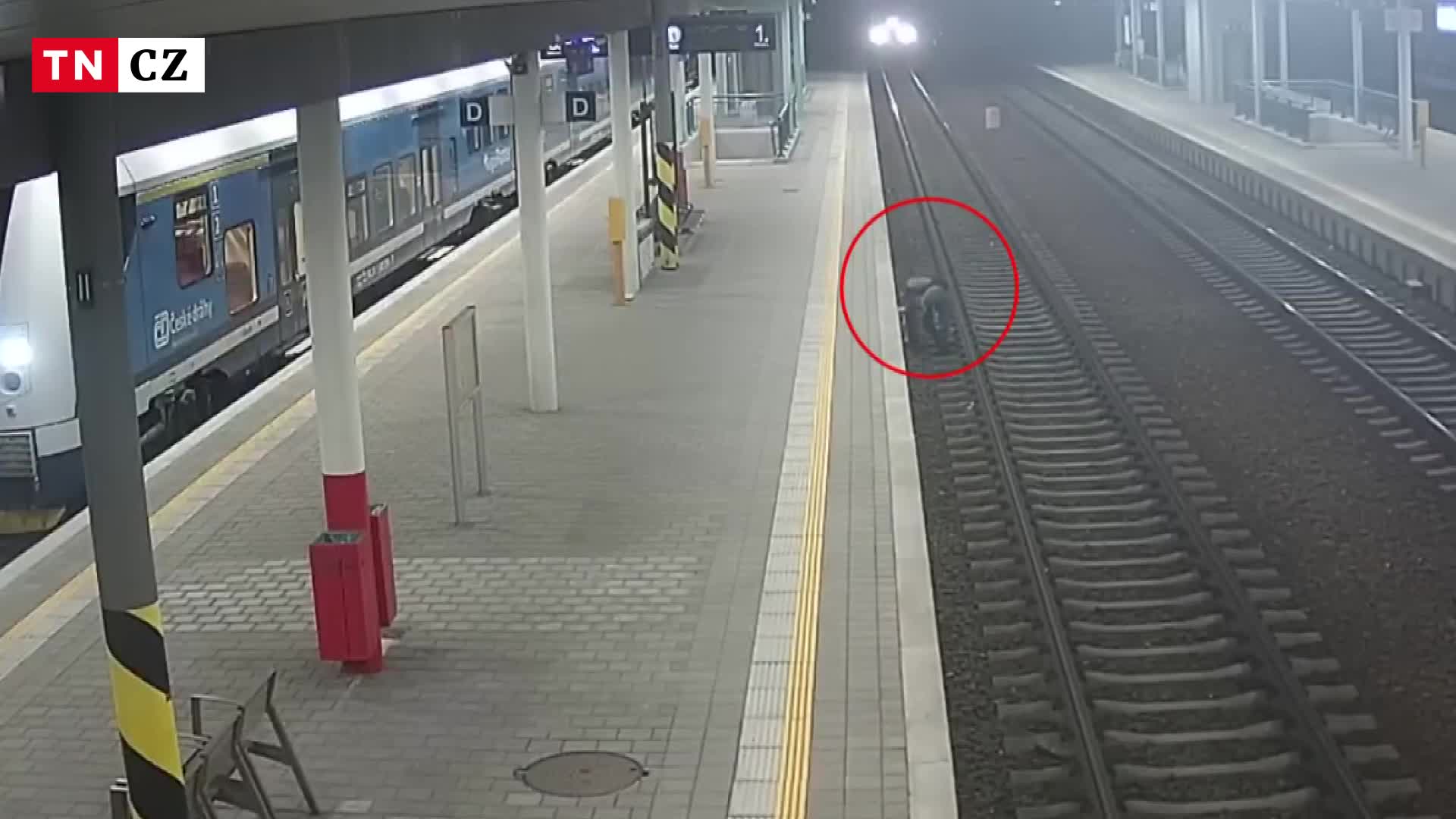 Muž lovil z kolejiště cigarety, když ho smetl vlak. Zázrakem přežil