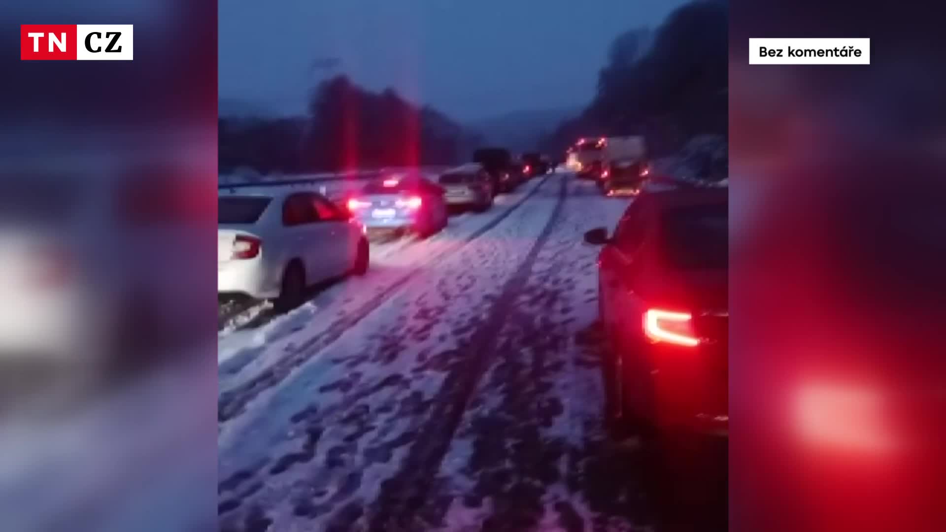 Ze silnice se stalo parkoviště. Sníh komplikoval řidičům cestu z Liberce do Prahy