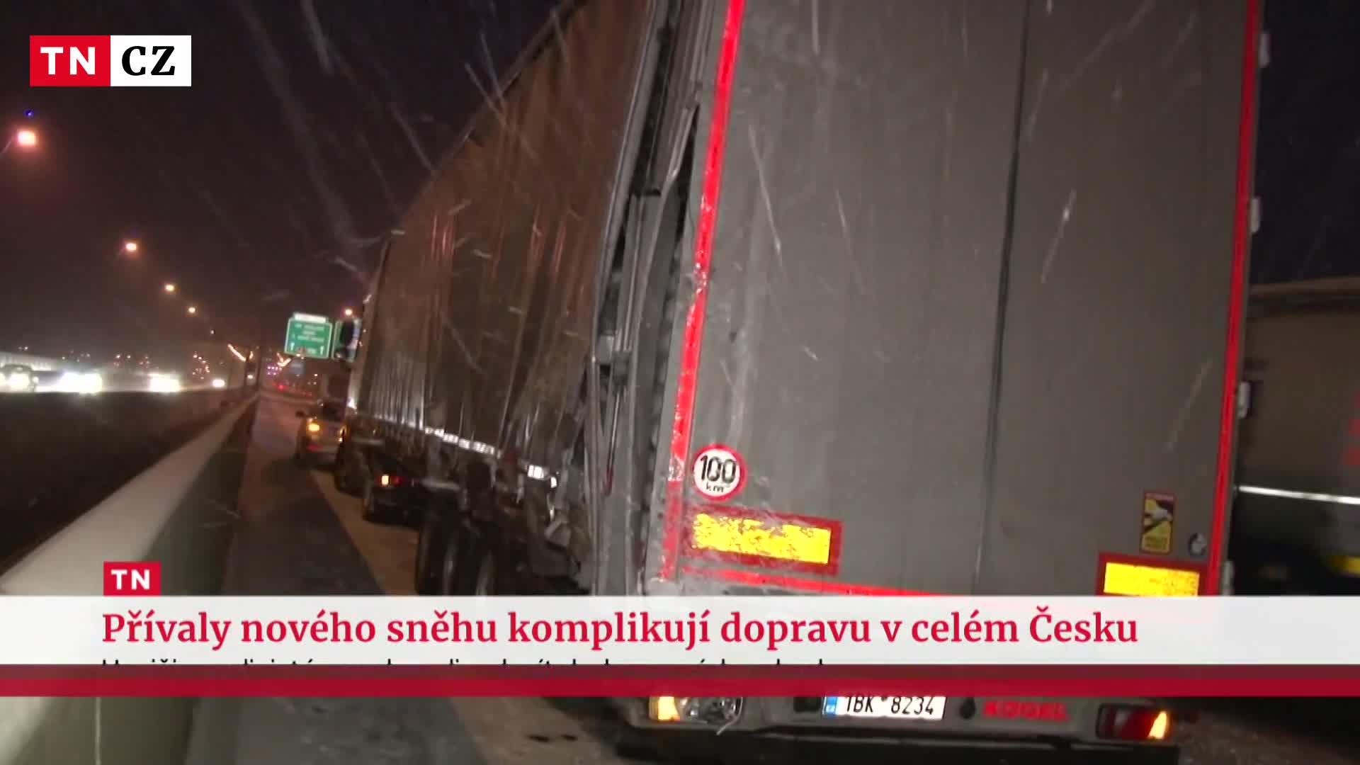 Sníh komplikoval dopravu. Hasiči a policisté zasahovali u desítek dopravních nehod