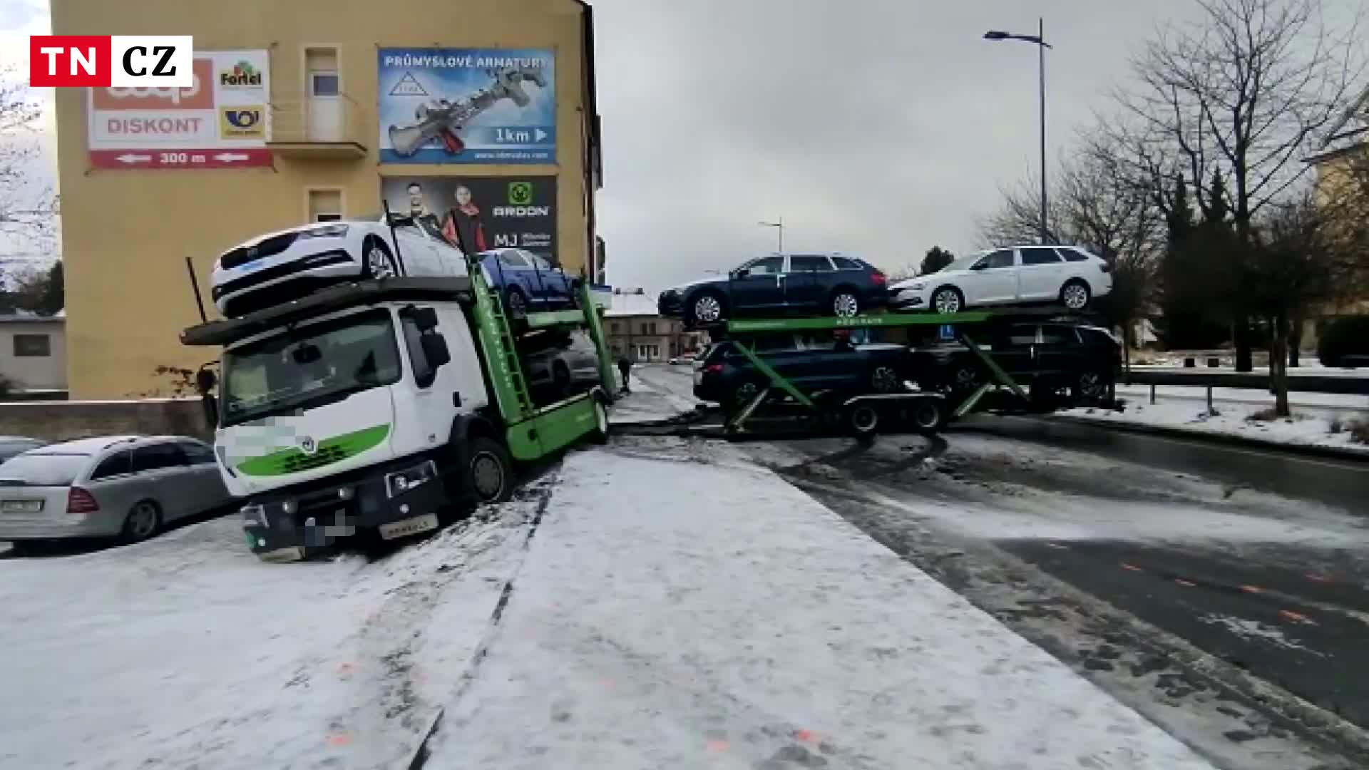 Ledovka potrápila řidiče v České Lípě. Srazilo se tam auto s nákladním vozem
