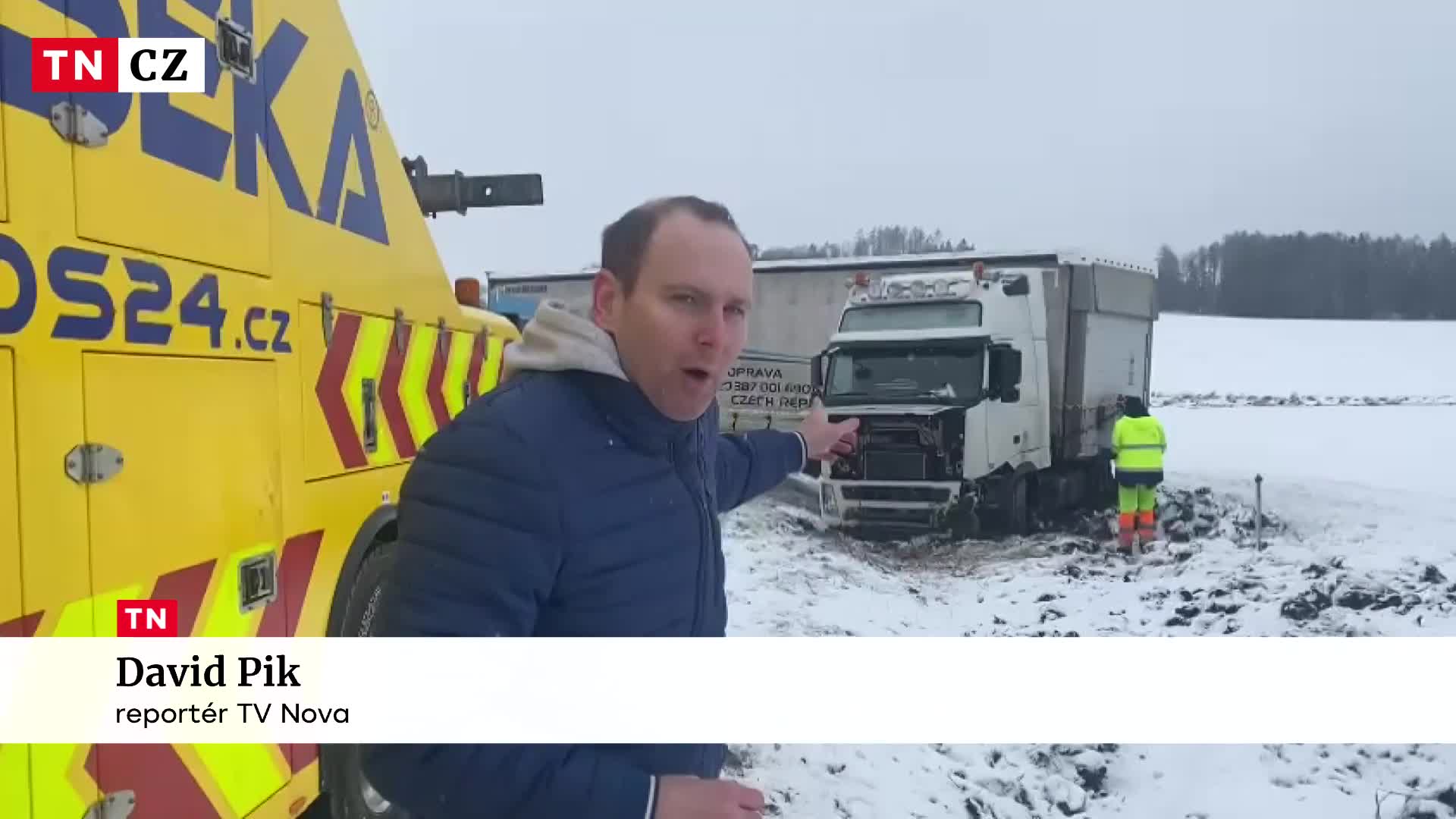 Silnici mezi Jihlavou a Pelhřimovem blokuje havarovaný kamion. Řidič skončil v nemocnici
