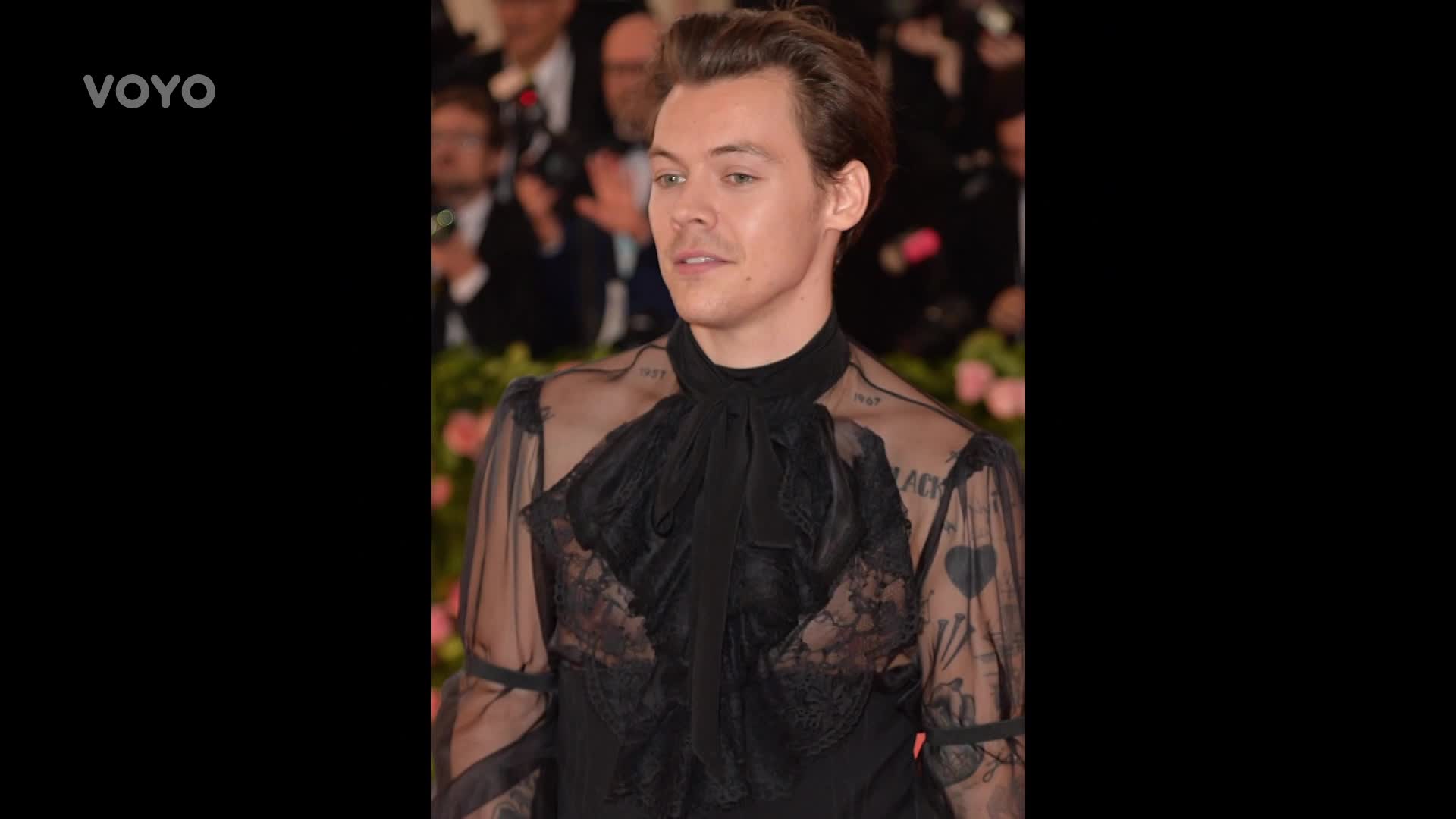 Harry Styles nepřestává šokovat! V jakých odvážných outfitech se ukázal na Grammy?