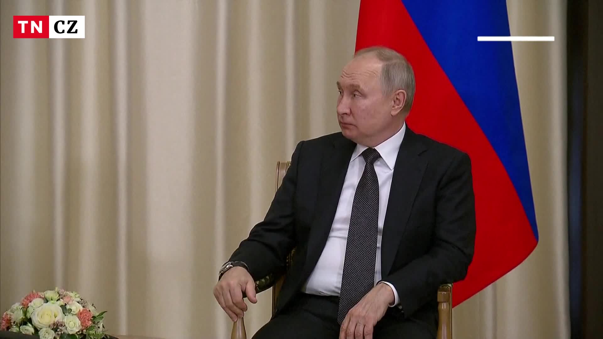 Putinovi rudne tvář a roste břicho. Škubání v ruce už nemá pod kontrolou